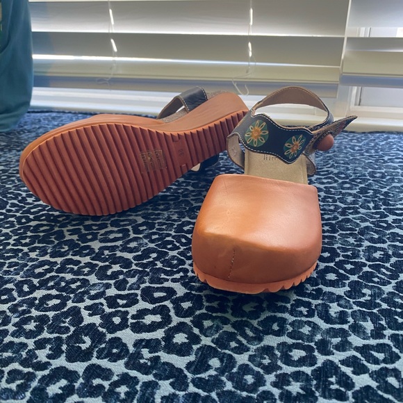 Fun colorful shoes!! - Picture 4 of 4